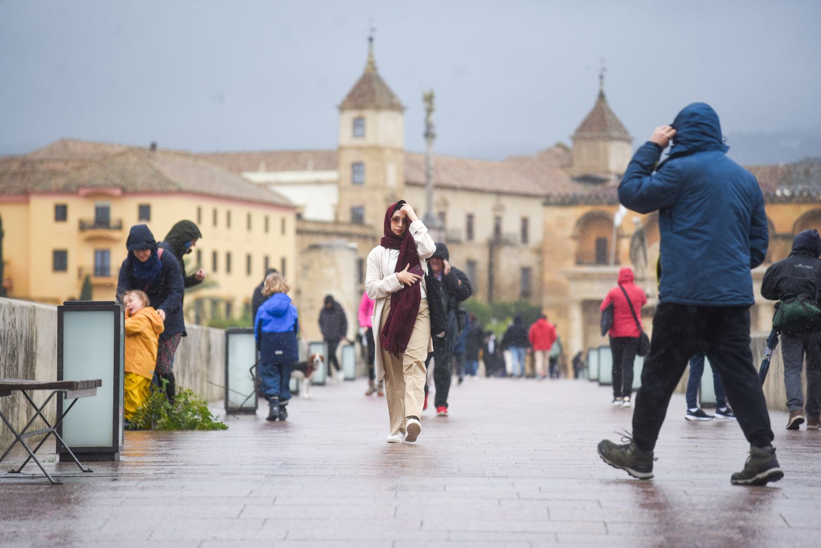 Las fuertes rachas de viento y la lluvia dejan las calles de Córdoba vacías