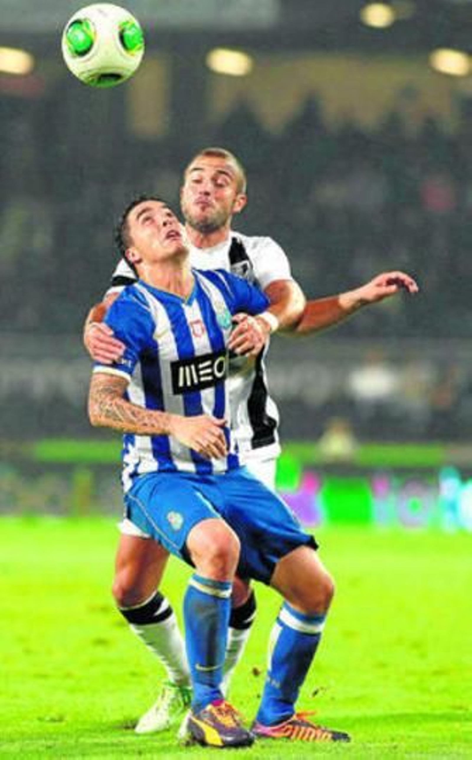 André André presiona a Afonso Henriques en un encuentro contra el Oporto.