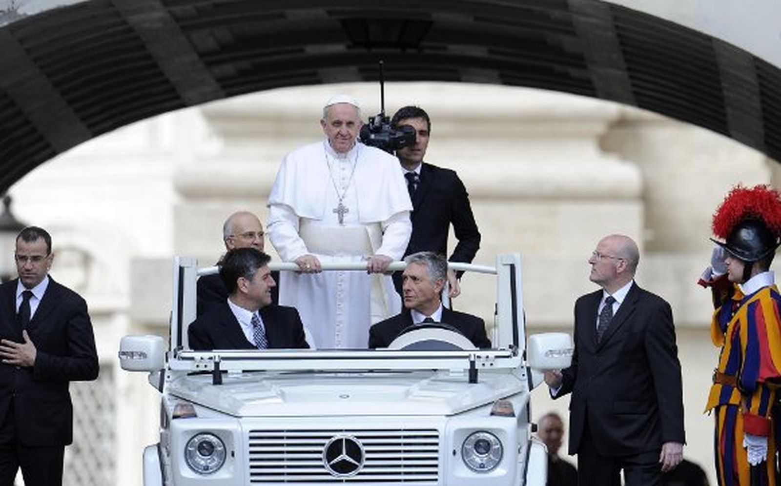 Francisco celebra su primera audiencia pública ante varios miles de personas