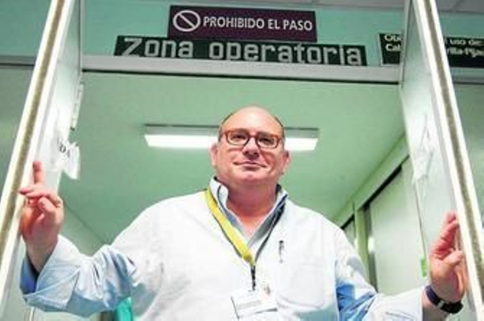 El doctor David Farrington en la zona de quirófanos del Hospital Infantil Virgen del Rocío.