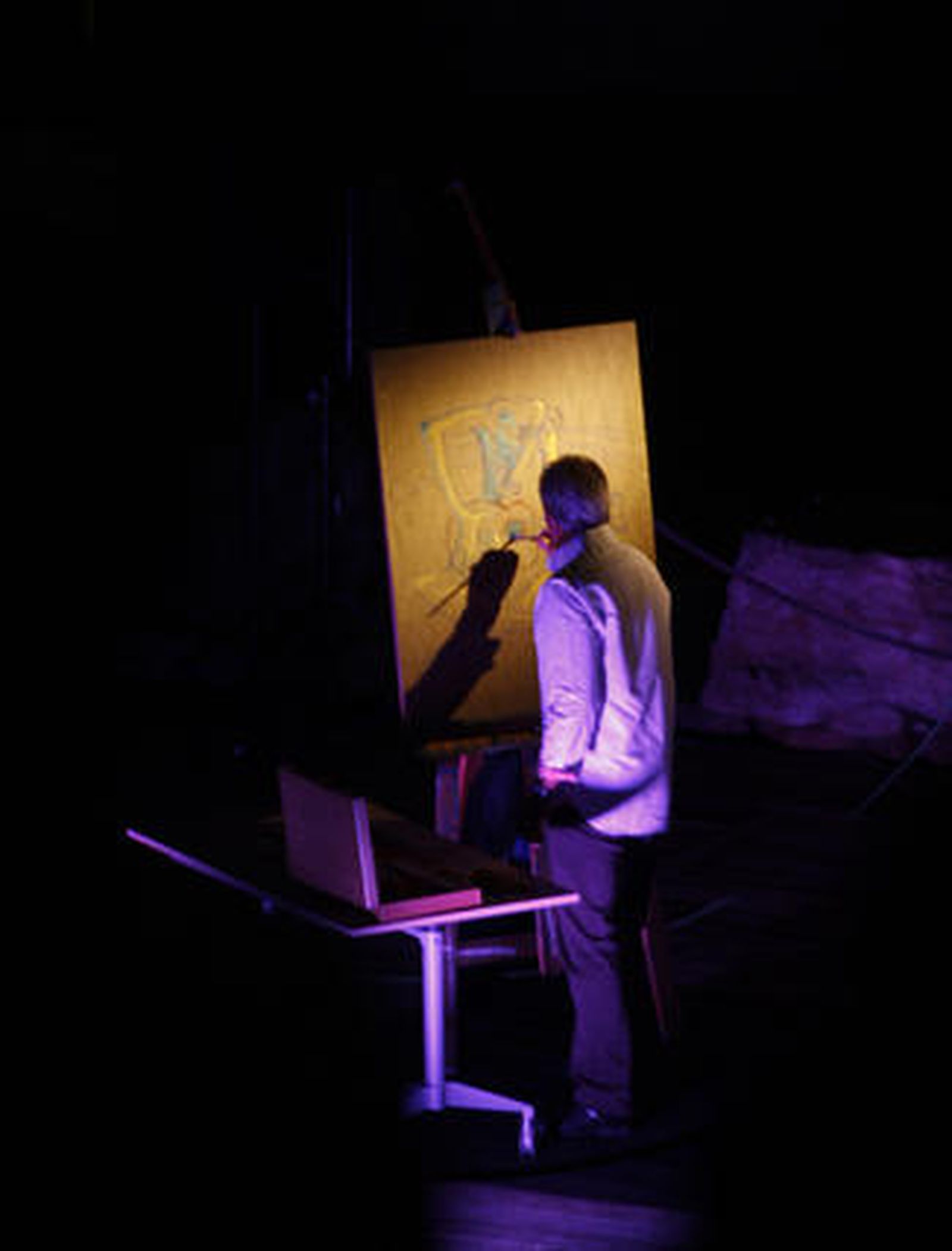 Las gradas del coliseo estrenaron aforo ante unos 400 invitados a un acto simbólico como la guitarra de Daniel Casares y el predicado de Carlos Álvarez como reclamo

Foto: Sergio Camacho