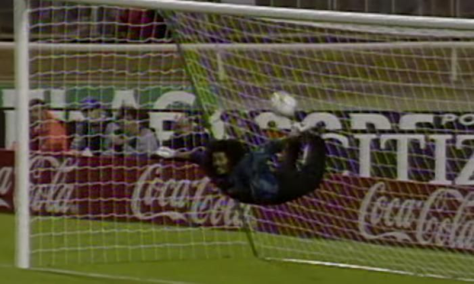 Higuita realizando su famosa parada.