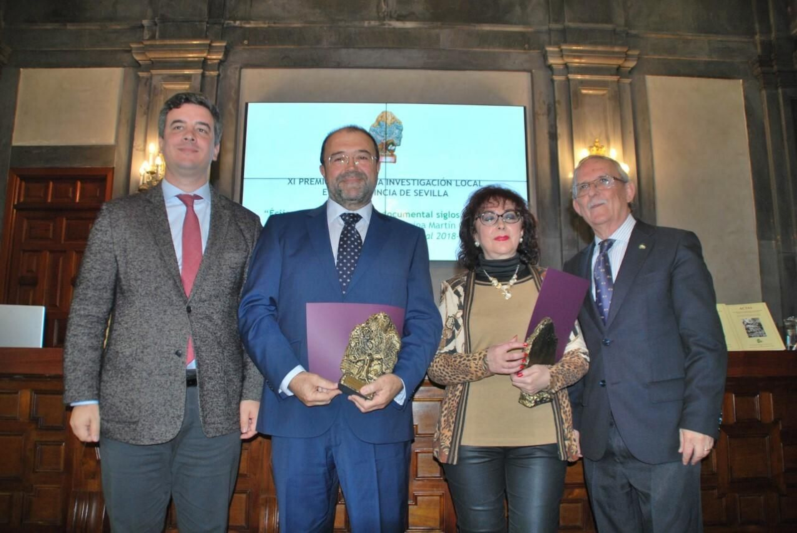 Los autores de 'Écija artística. Colección documental, siglos XVI y XVI', Gerardo García y Marina Martín, con el  diputado Rodrigo Rodríguez Hans y el presidente de Ascil, José Antonio Filter.