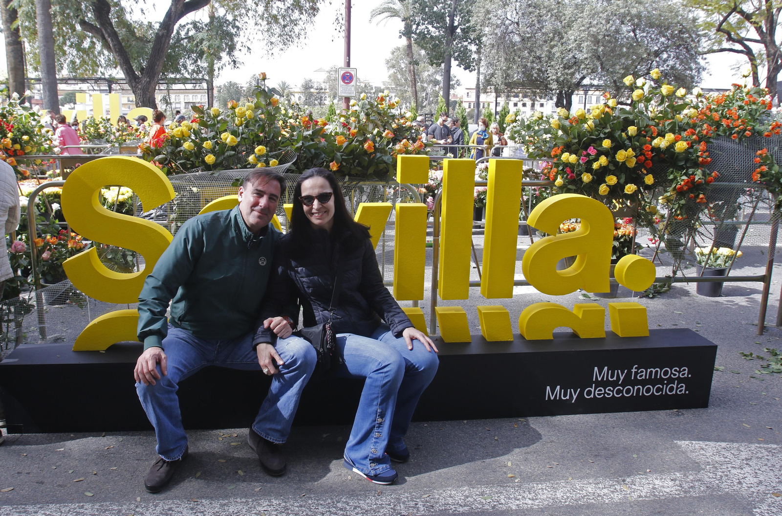 CORTE DEL PASEO COLON CON MERCADILLOS Y COLOCACION DE FLORES