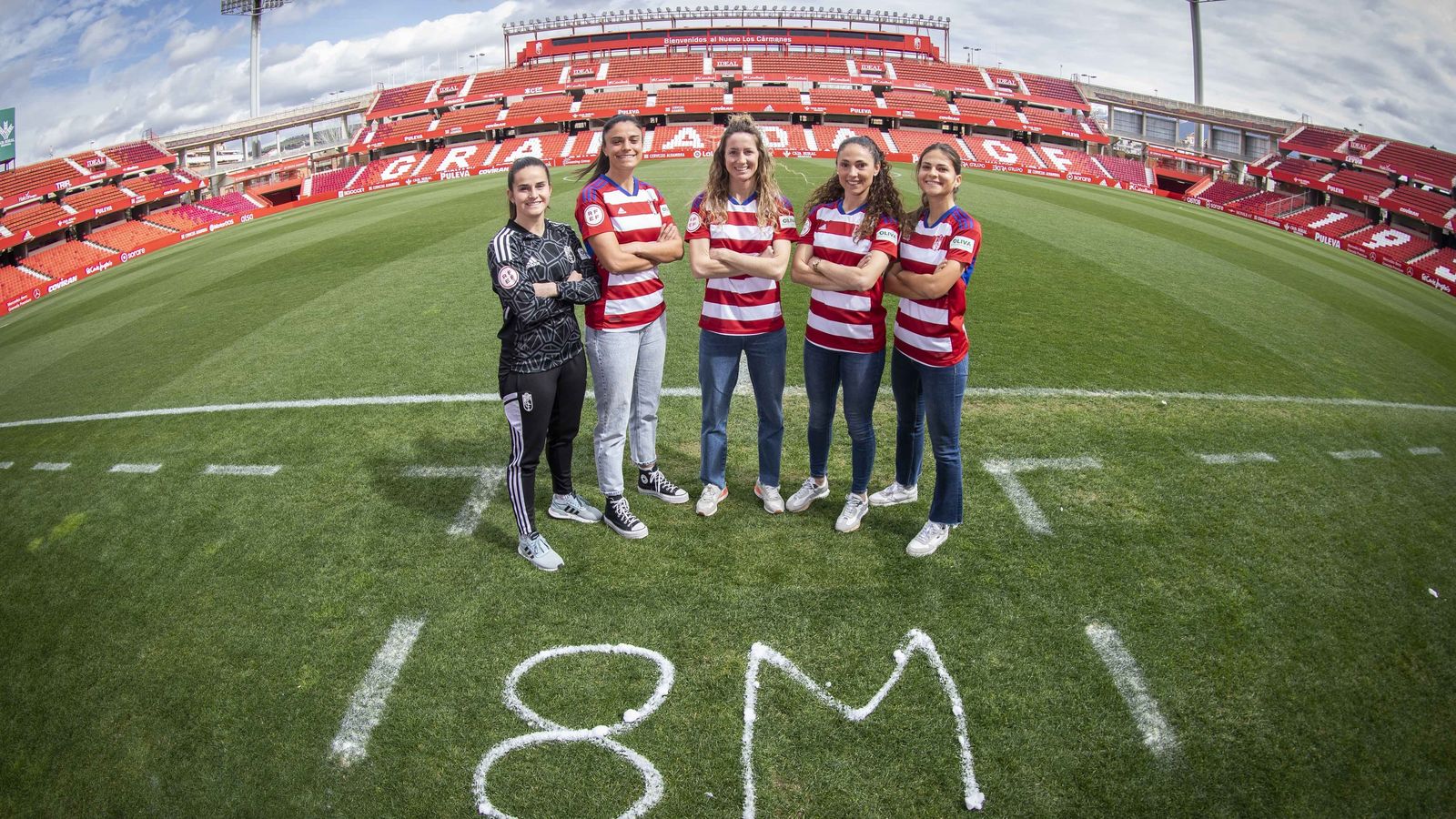 Las cinco capitanas del Granada CF posan en el Estadio Nuevo Los Cármenes.