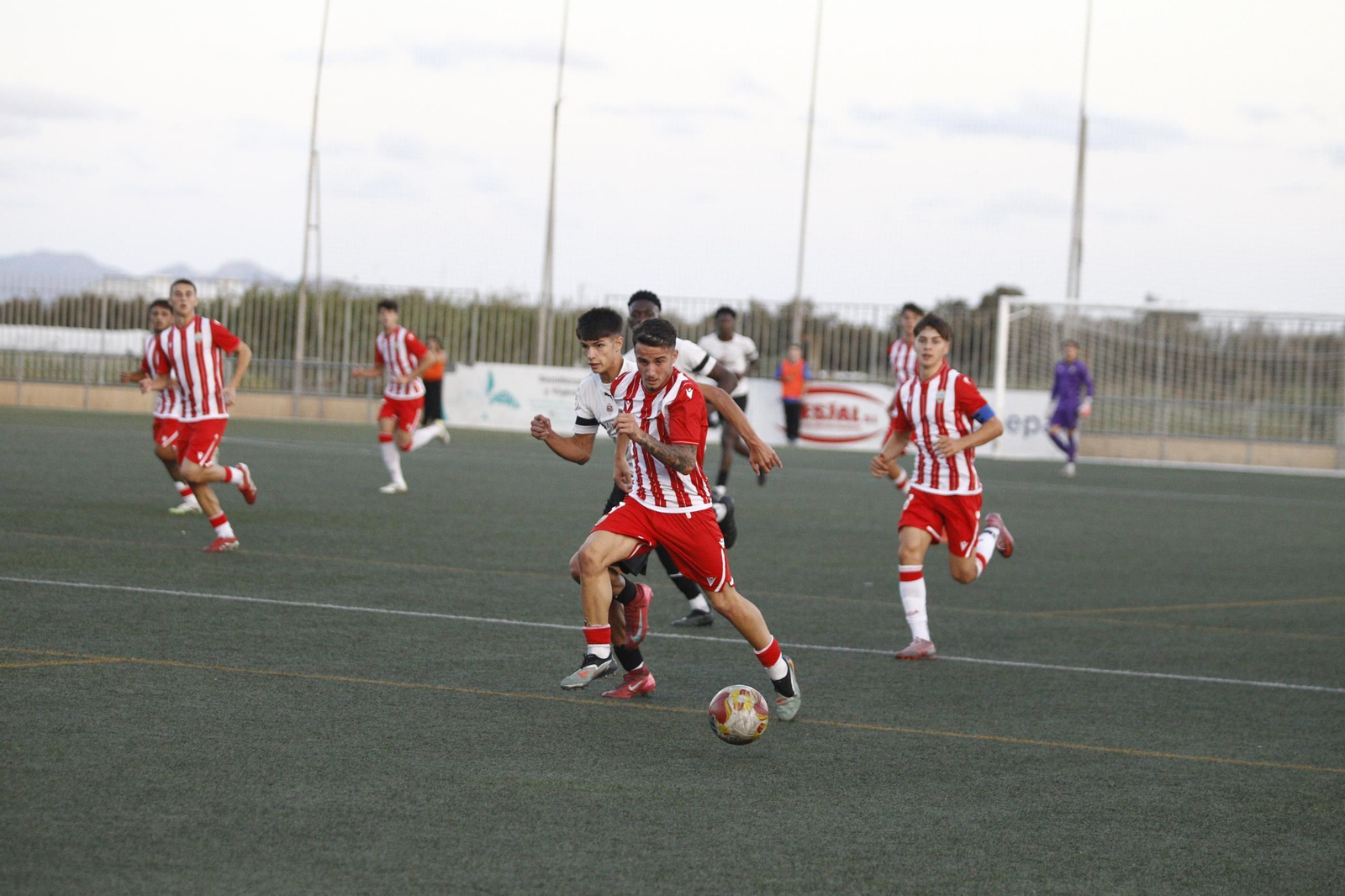 Lledó avanza con el balón durante el derbi almeriense que disputaron los rojiblancos frente a La Cañada.