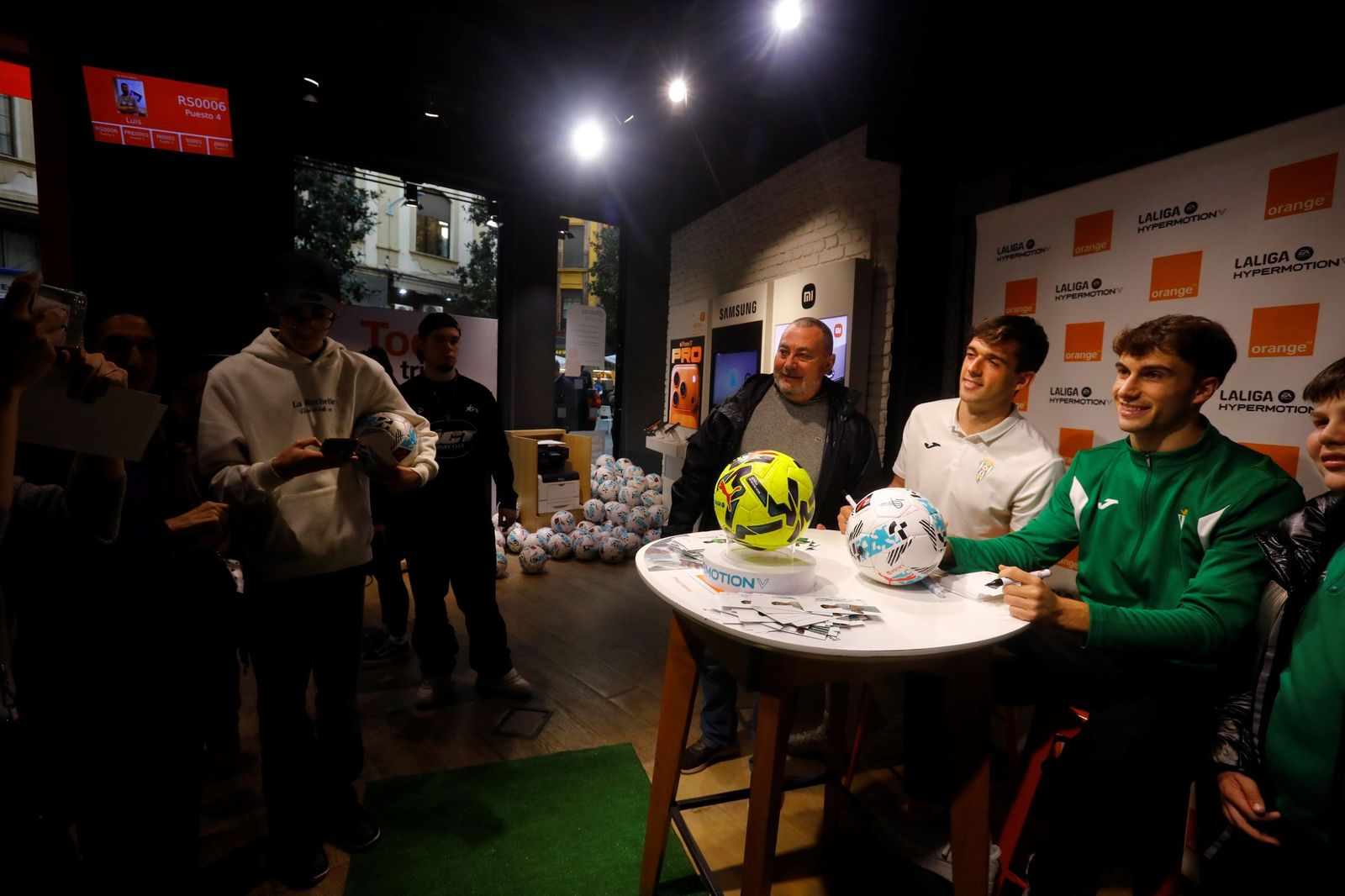 Las mejores fotos de la exitosa firma de autógrafos del Córdoba CF en el centro de la ciudad