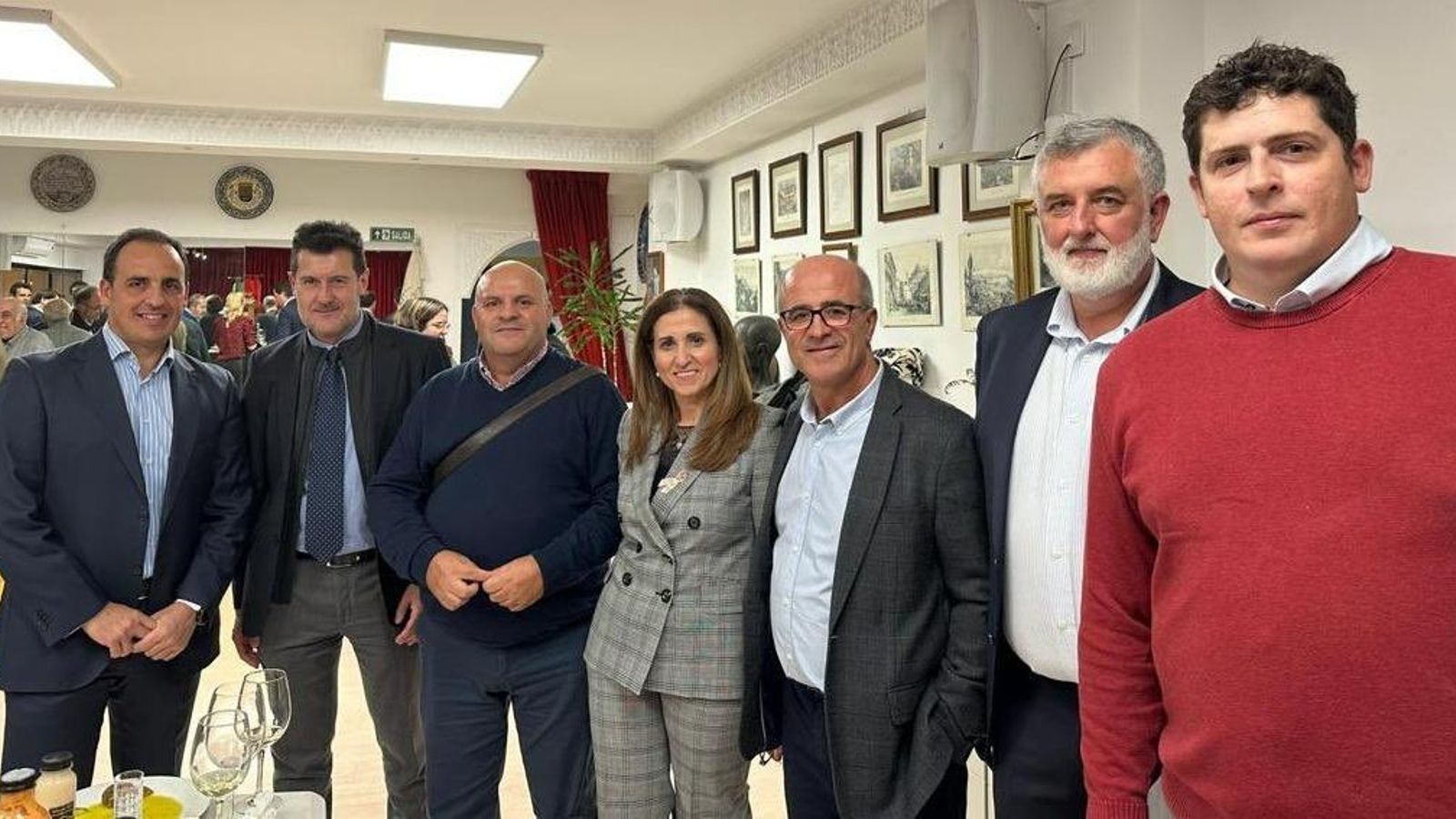 El senador, Alejandro Zubeldia, y la diputada, Inmaculada Oria, con miembros de la Plataforma