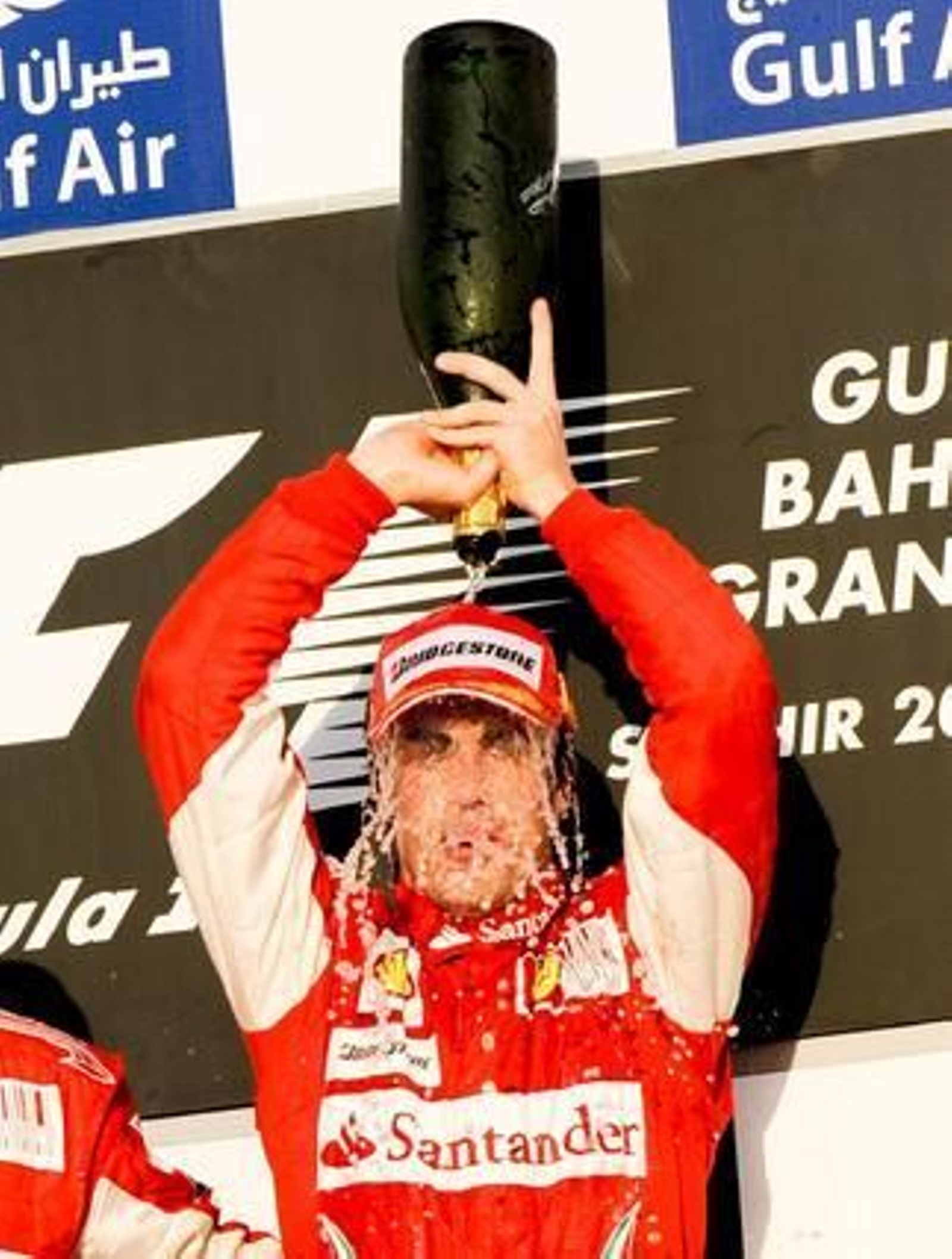 Fernando Alonso gana su primera carrera como piloto de Ferrari en Bahrein. / EFE