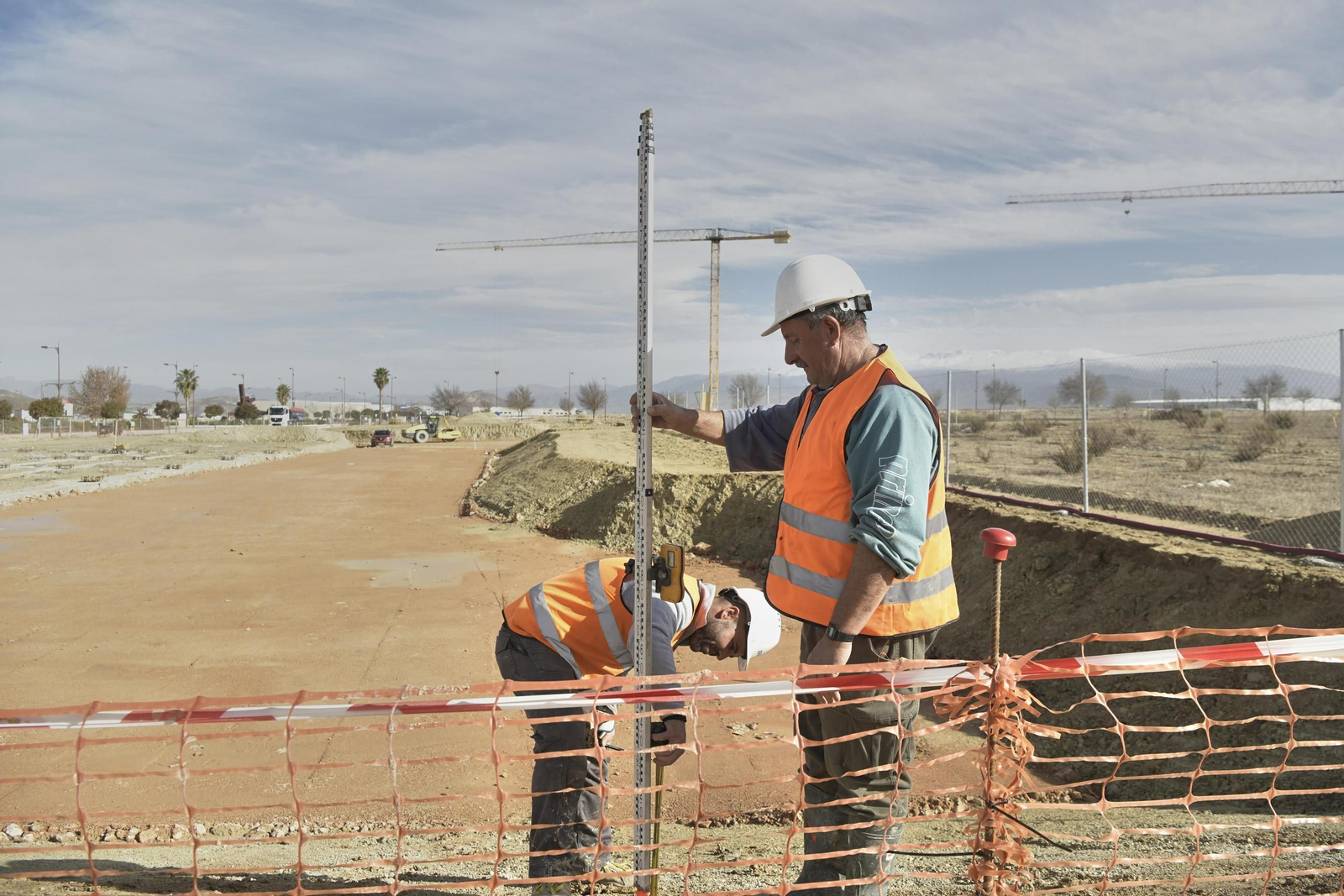 Imagen de archivo de varios trabajadores en la parcela del acelerador.