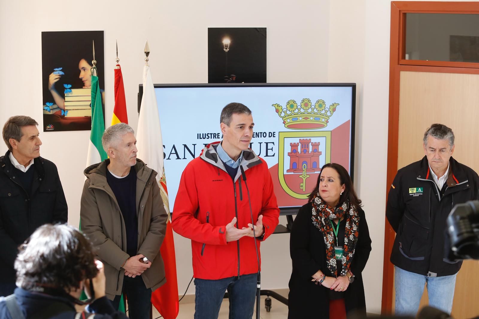 Pedro Sánchez, durante su intervención, en el puesto de mando de San Roque