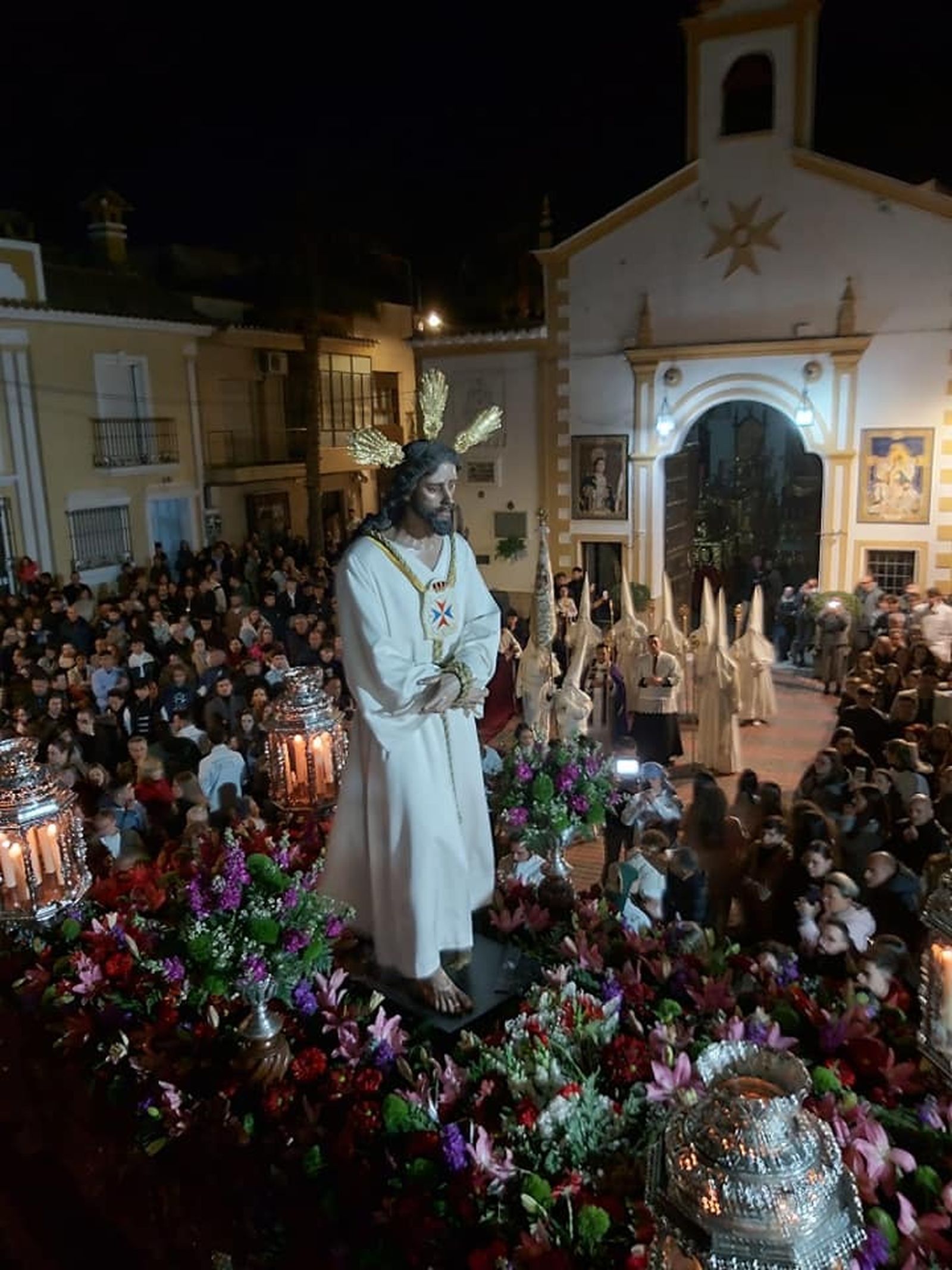 Momento de la procesión del Paso Blanco.