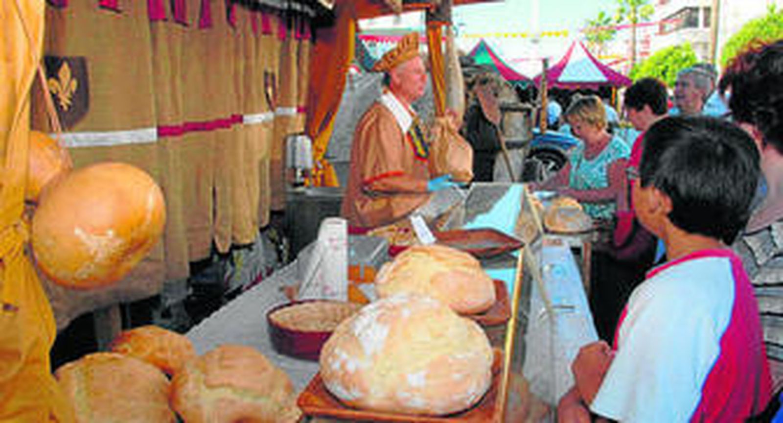 Carpas de comida y artesanía de diversa índole se mezclan en el Mercadillo del Bicentenario.