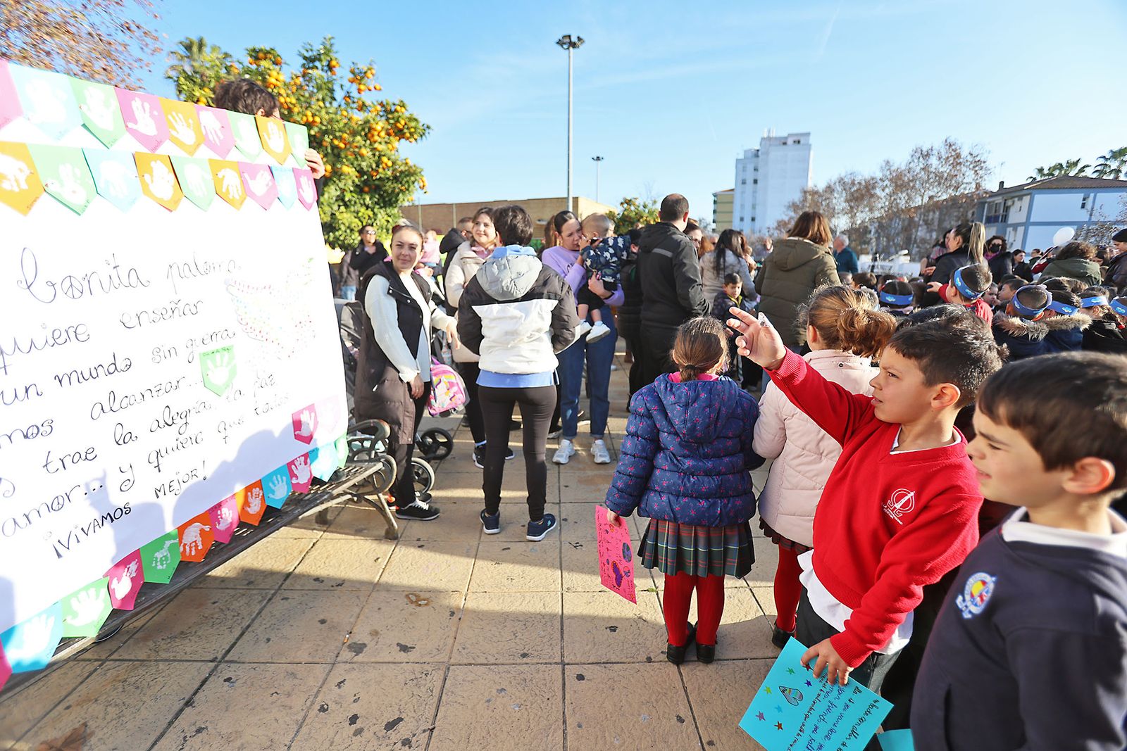 Imágenes del acto del Día a la No Violencia y la Paz del Colegio La Hispanidad