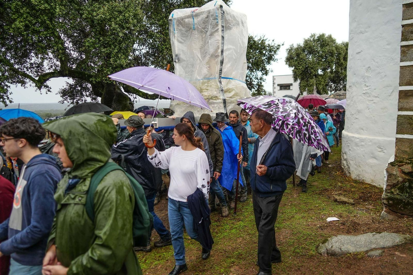 La borrasca Berenice acompaña a la Virgen de Luna en su romería