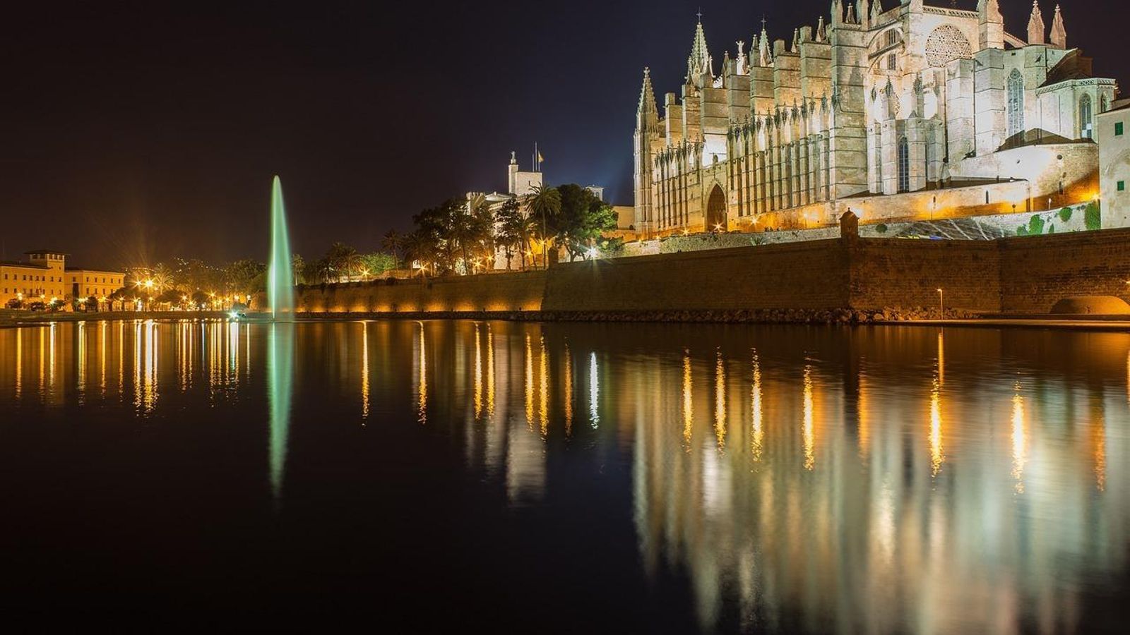 La Catedral de Mallorca, de noche. La Catedral de Mallorca, de noche.