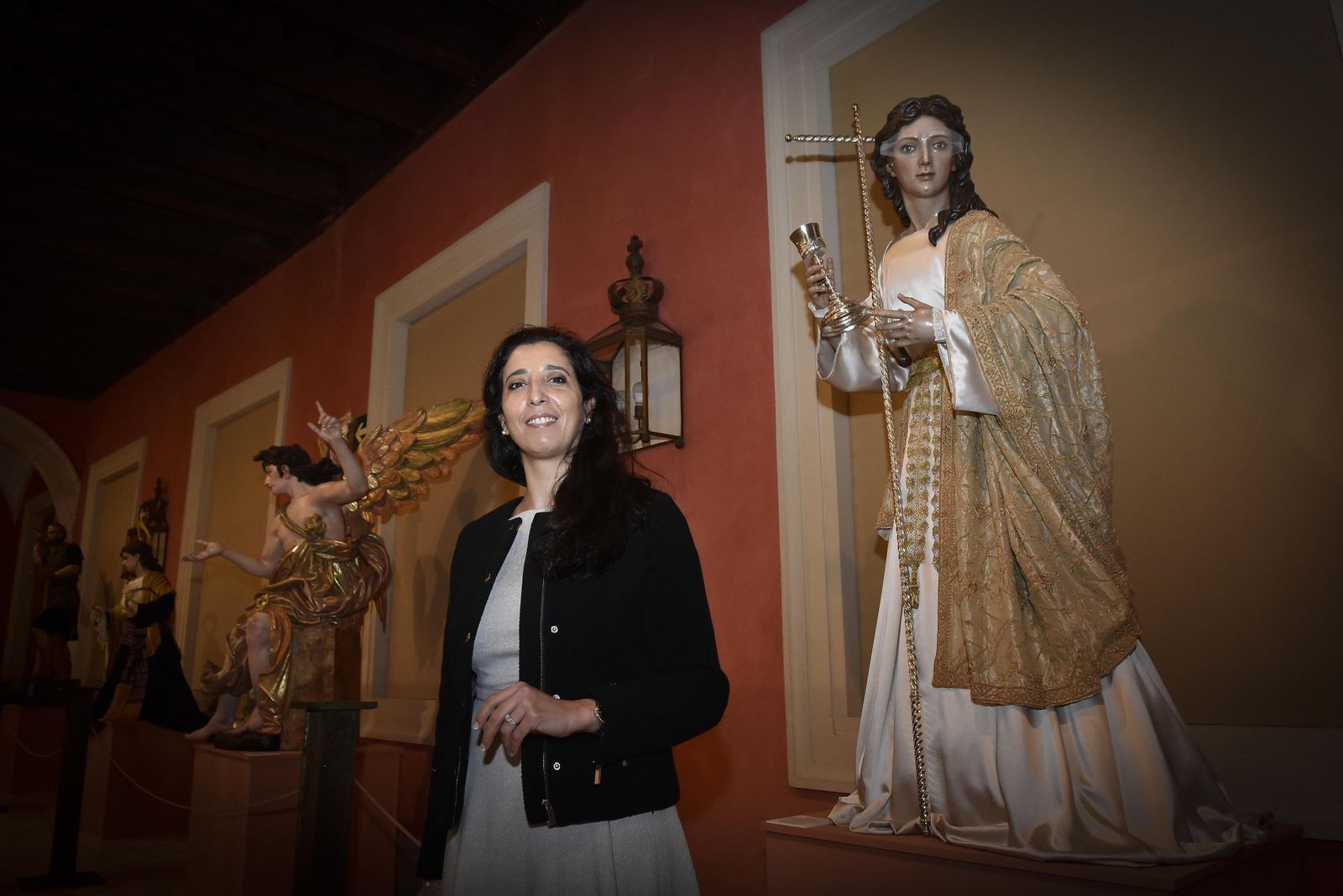 Ilham en la exposición ‘In nomine Dei’ ante la imagen que representa a la Fe.