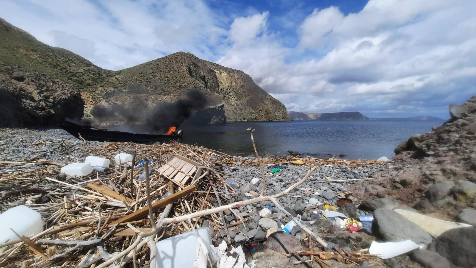 Narcolancha incendiada en la cala del Bergantín