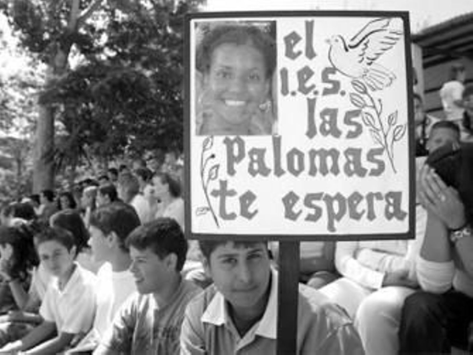 Estudiantes de Las Palomas, durante la concentración de ayer. Estudiantes de Las Palomas, durante la concentración de ayer.