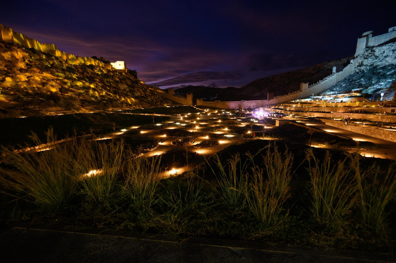 Imagen nocturna de los jardines en las faldas de la Alcazaba