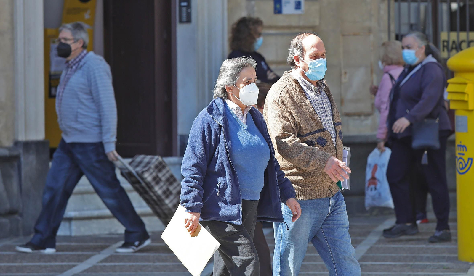 Ciudadanos paseando por el centro de Jerez cumpliendo con la normativa del uso de la mascarilla.