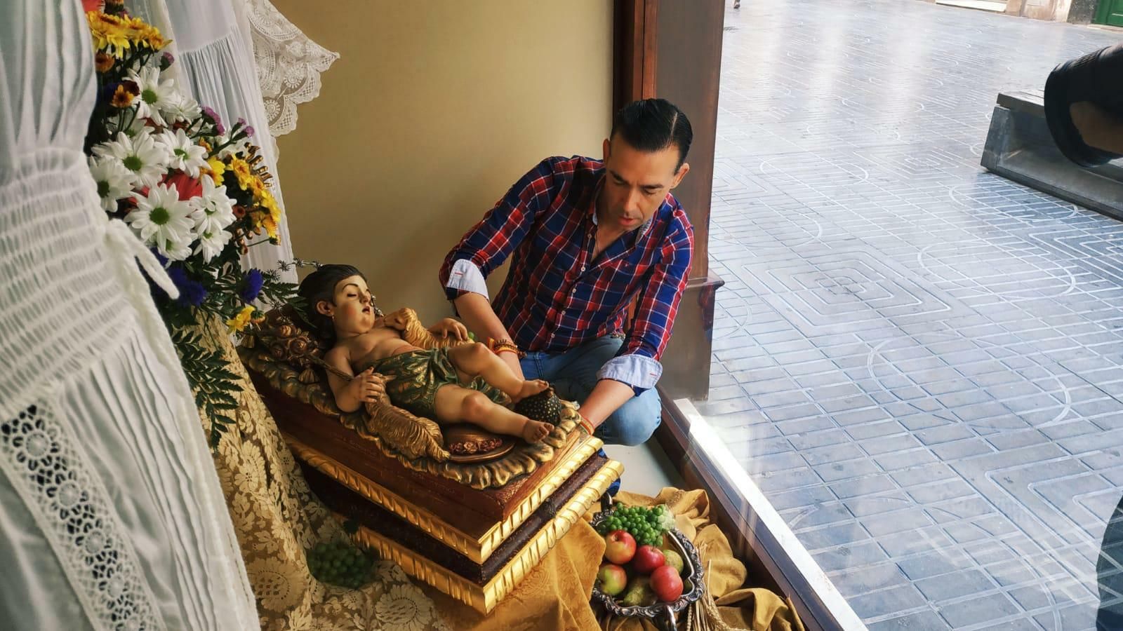 David Calleja, decorando uno de los escaparates del centro.