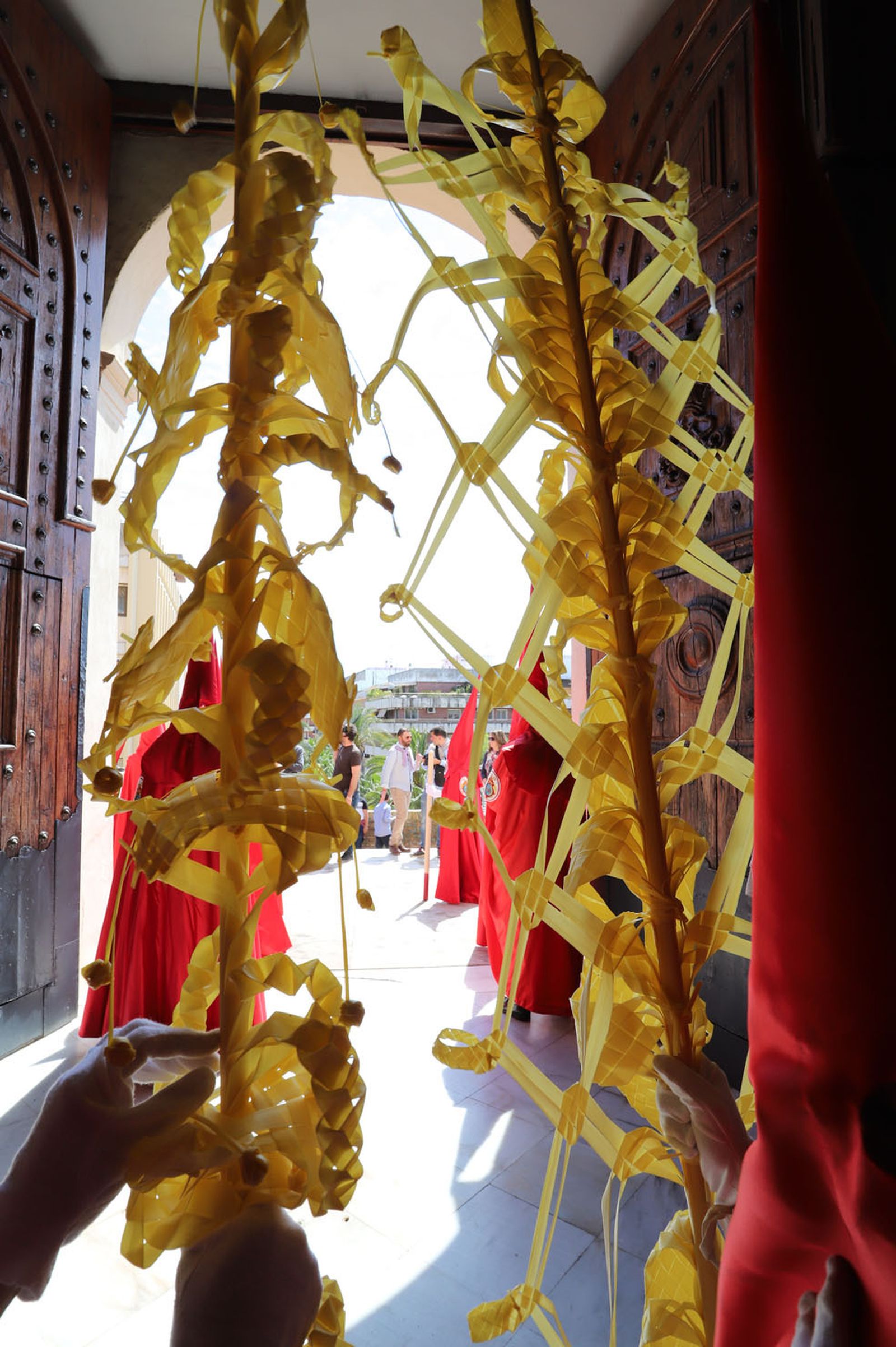 Imágenes del recorrido de la Borriquita  por las calles de Huelva