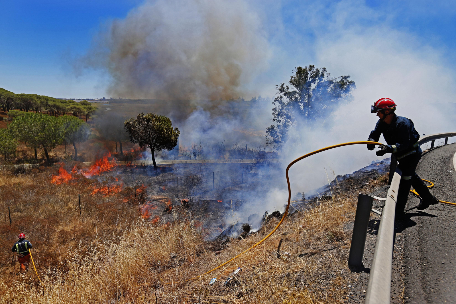 Imágenes del espectacular incendio entre en el paraje de la raya de Aljaraque y Marismas del Odiel