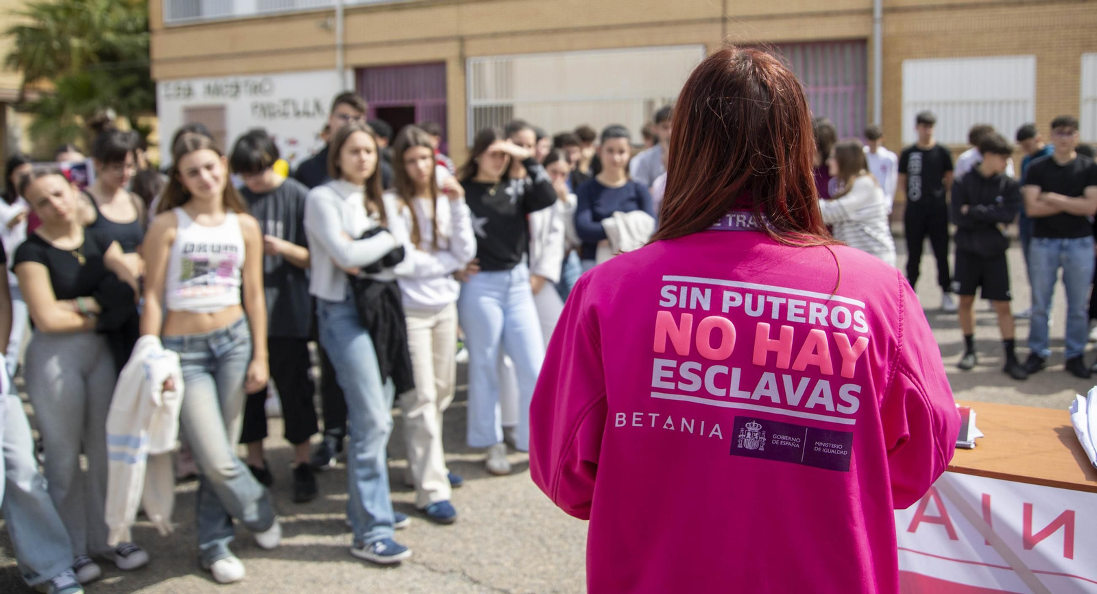 Sensibilización sobre la trata de mujeres en el IES Maestro Padilla de Almería, en imágenes