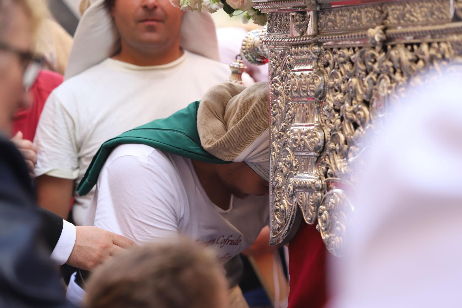 Imágenes del recorrido de la Hermandad del Cristo Cautivo de Huelva