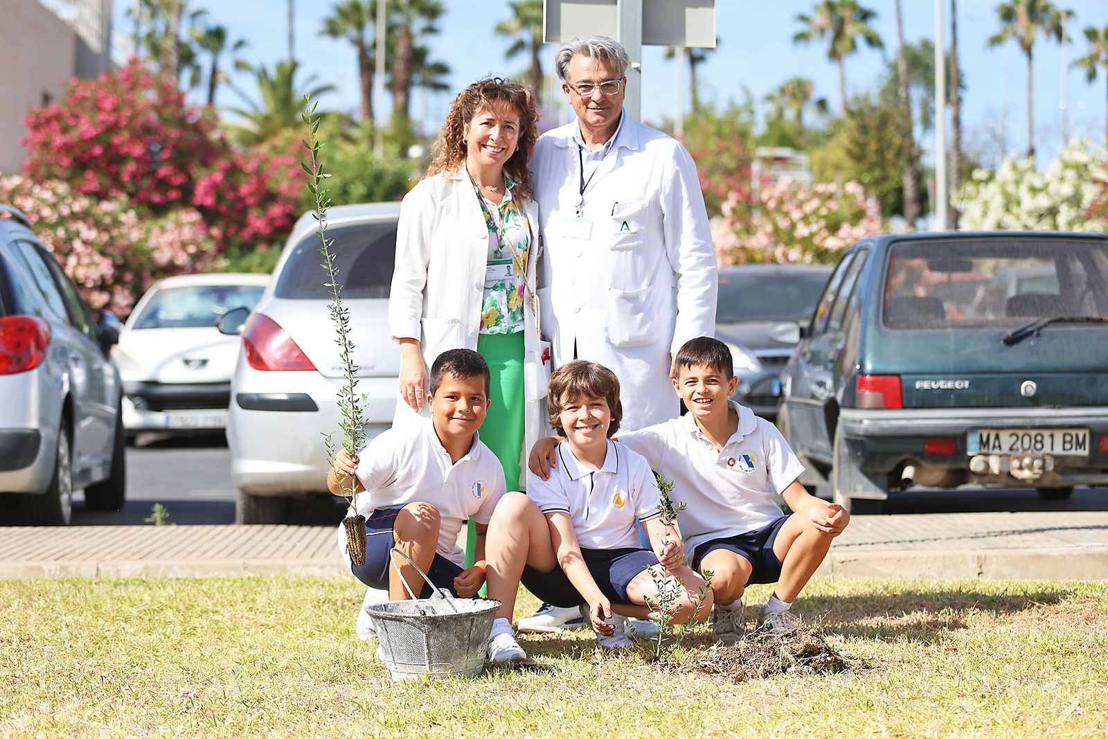 Los alumnos del colegio Virgen del Rocío realizan una plantación de arboles en el Hospital Juan Ramón Jiménez
