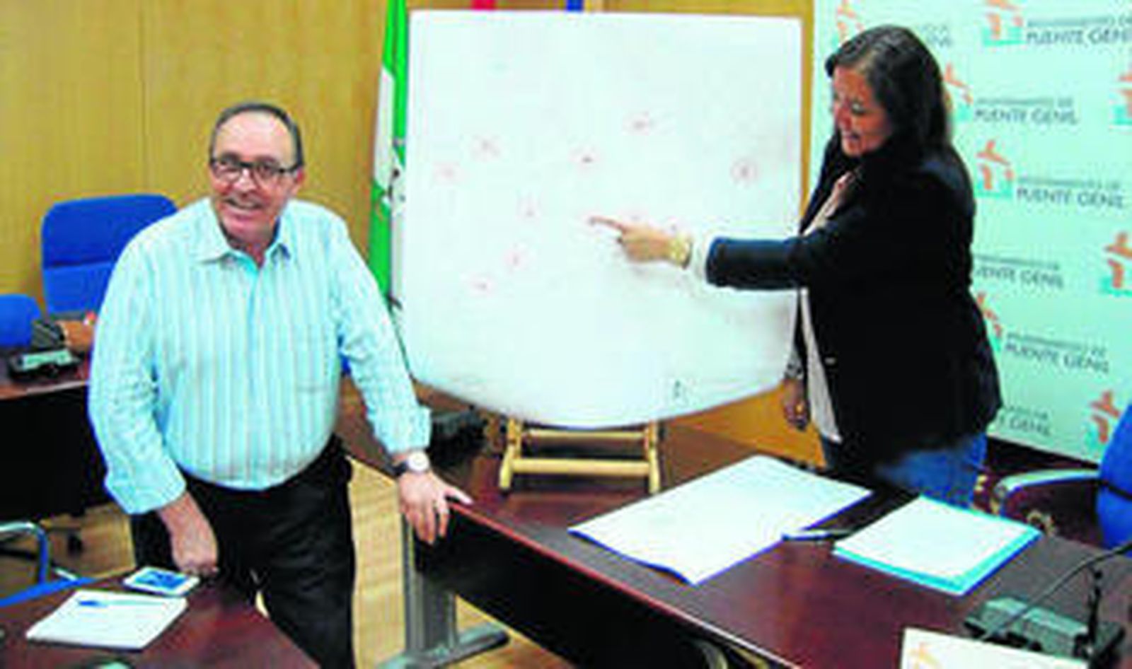 José Espejo y Ana Carrillo presentan la ubicación de los contenedores.