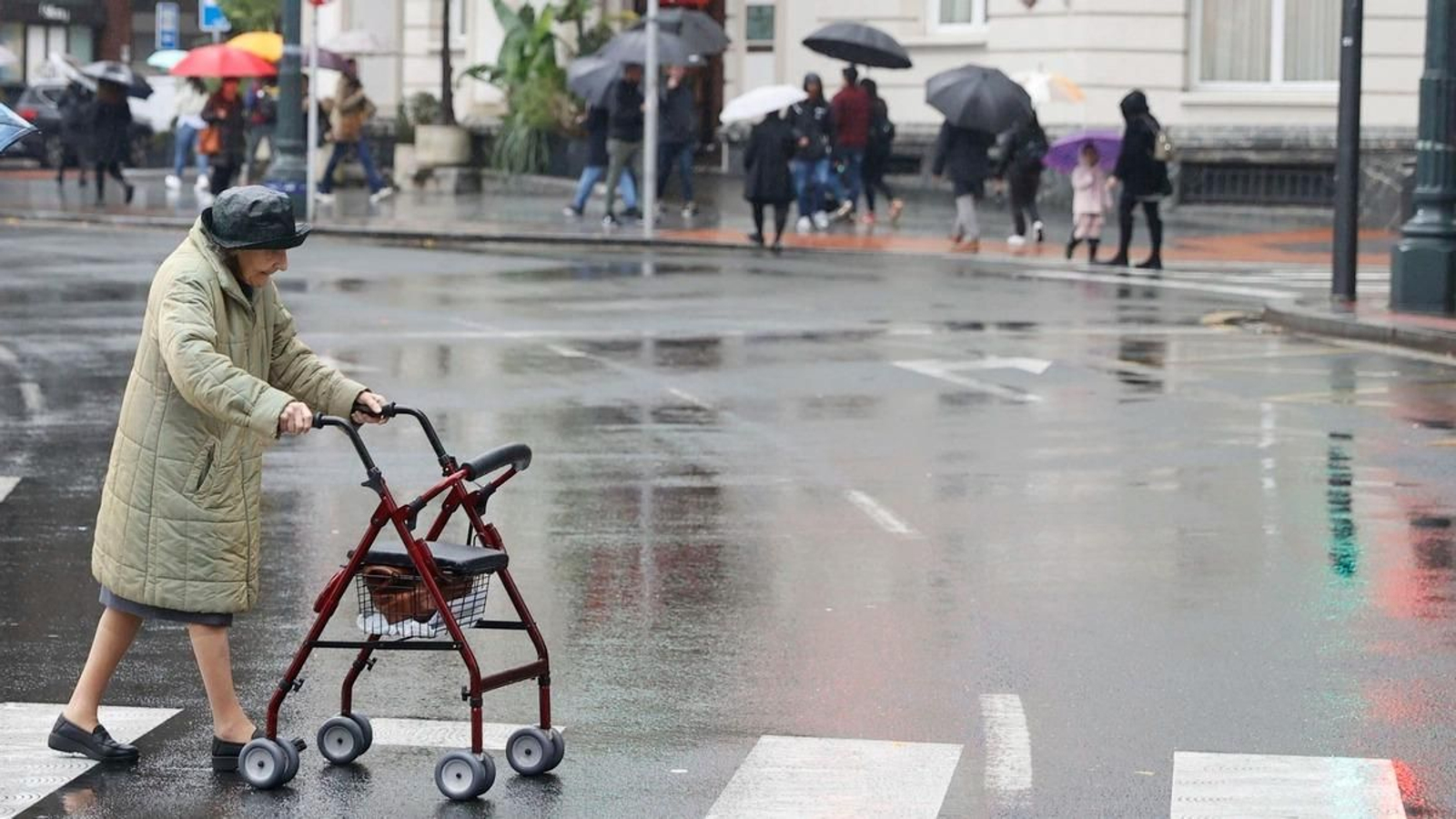 Una mujer de avanzada edad, cruzando un paso de cebra