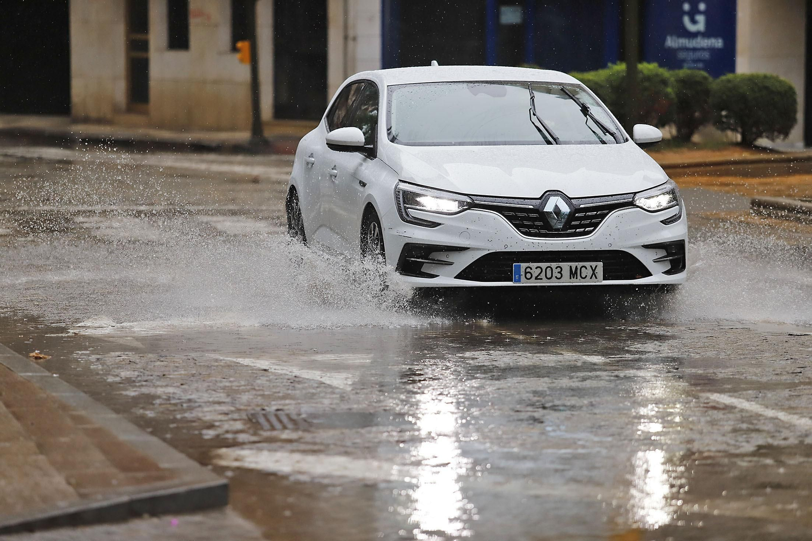 Imágenes de la mañana lluviosa de domingo en Huelva