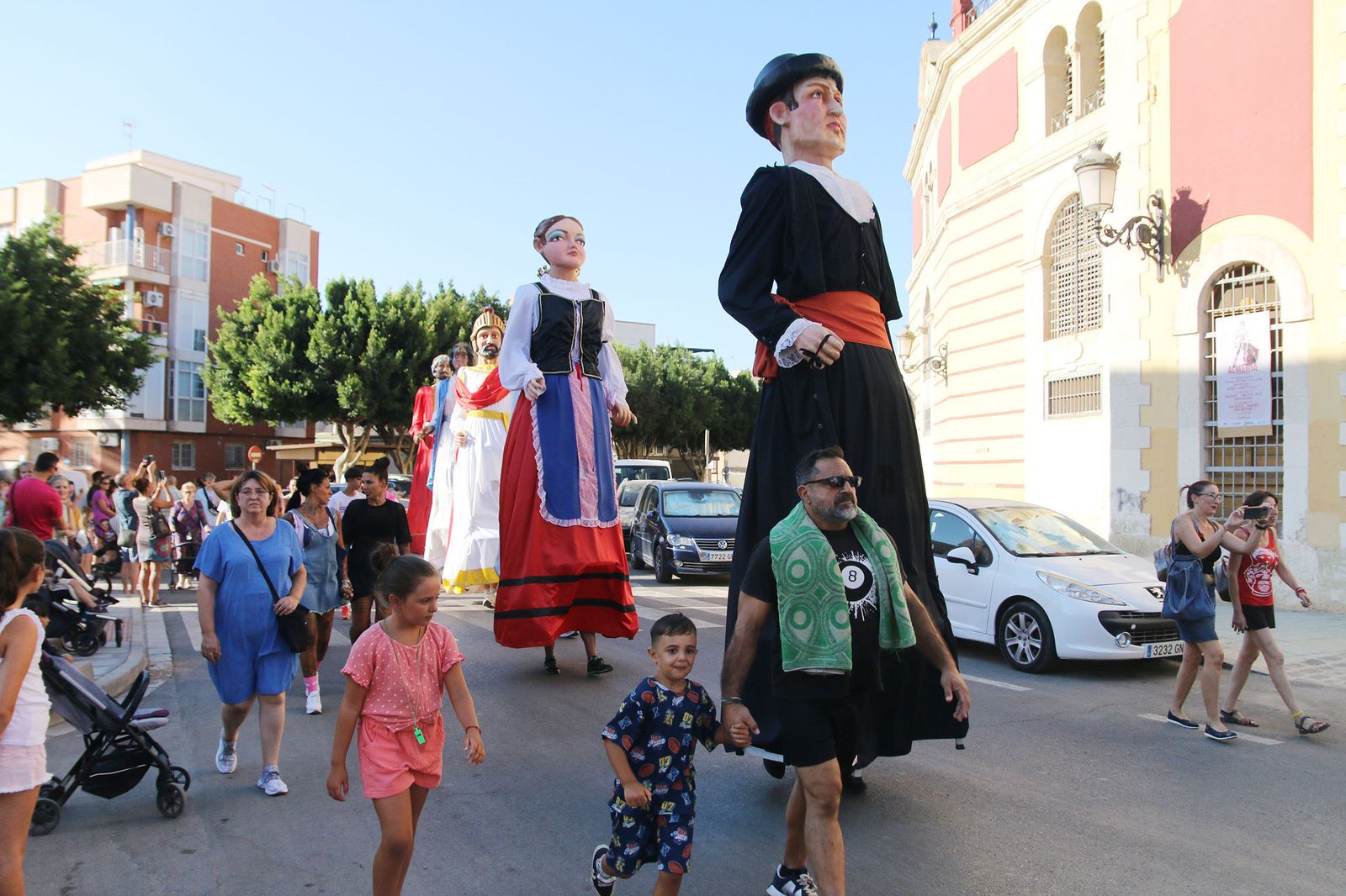 La Diana de gigantes y cabezudos, recorriendo las calles de Los Ángeles y Plaza de Toros