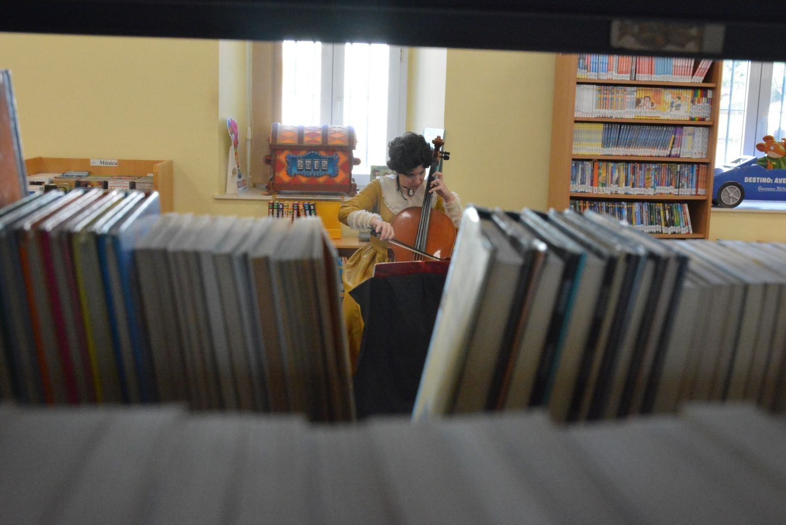 Beatriz González Calderón, en la biblioteca del edificio Diego Salinas.