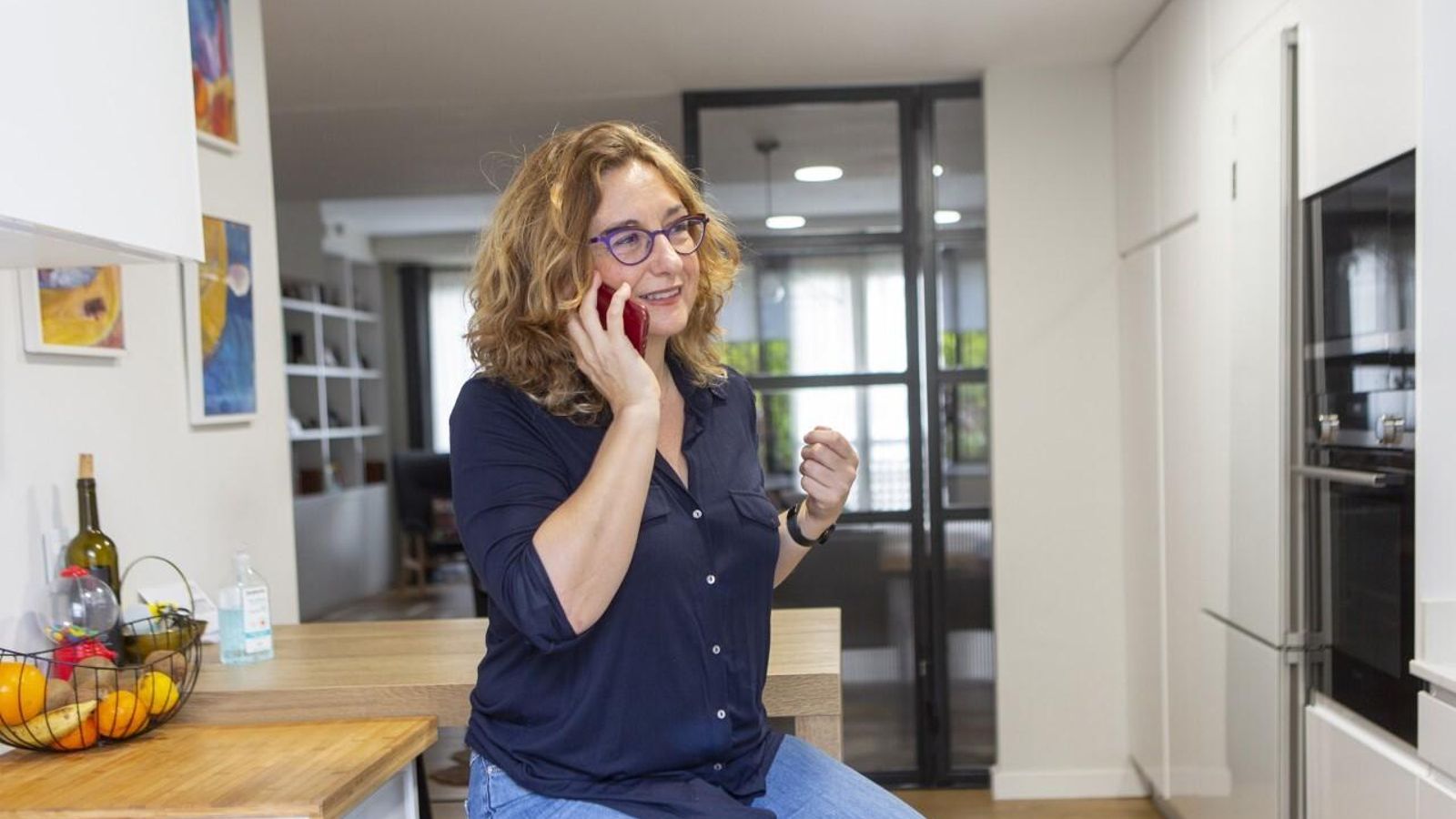 Esther Azorit en su casa mientras habla por teléfono con Maruchi.