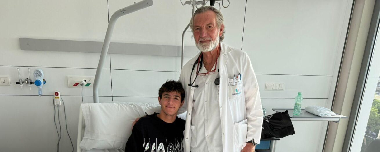 José Antonio Rueda, con uno de los doctores en la clínica Dexeus de Barcelona.