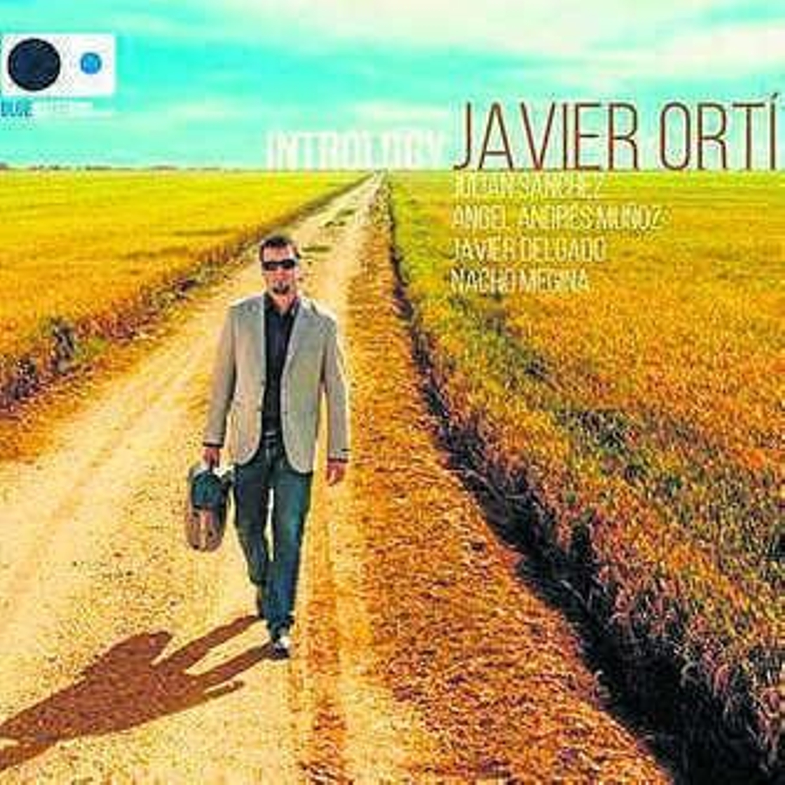 El fundador de Blue Asteroid, Jorge Moreno (primero por la derecha, sentado), junto los músicos del Daniel Cano Quintet; abajo, portadas de las primeras cuatro referencias editadas por el sello sevillano.