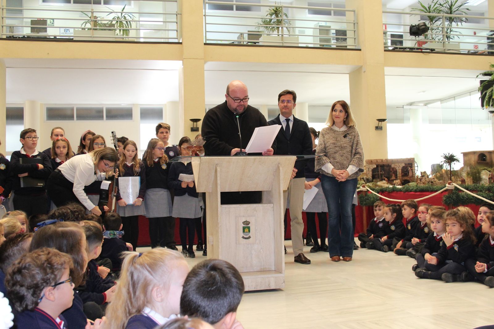 El párroco Jesús Zapata, durante la bendición del Belén Municipal de El Ejido en el Ayuntamiento.