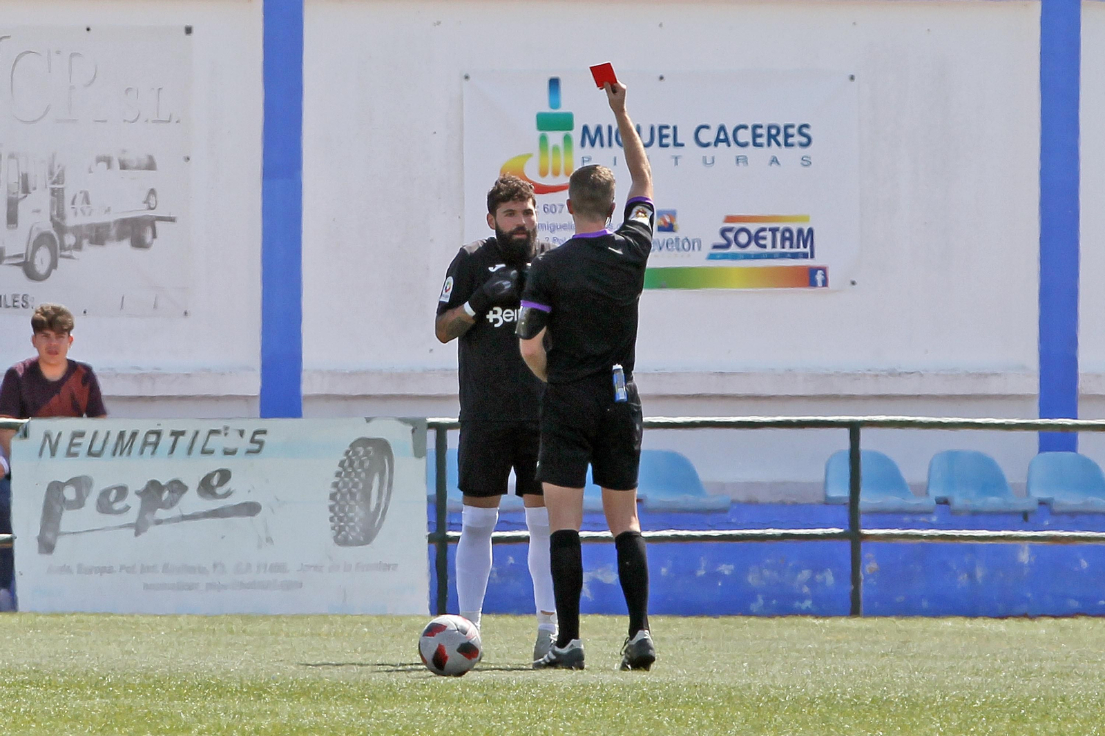 Lebrón es baja tras ver la tarjeta roja contra el Coria.