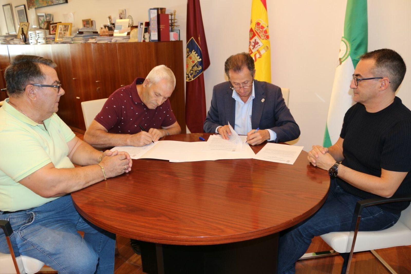 Momento de la firma del convenio entre representantes municipales y de la entidad.