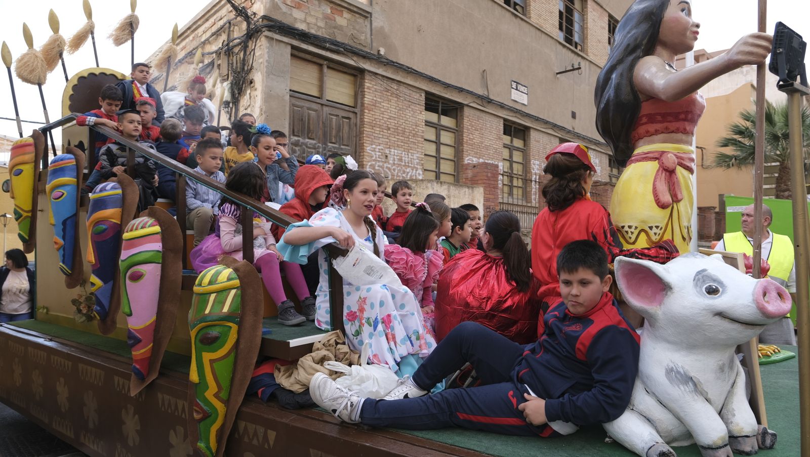 Imágenes de las carrozas de la Fiestas de San José de Benahadux