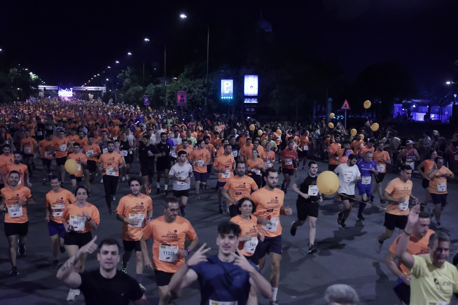 Búscate en la Carrera Nocturna de Sevilla (1)