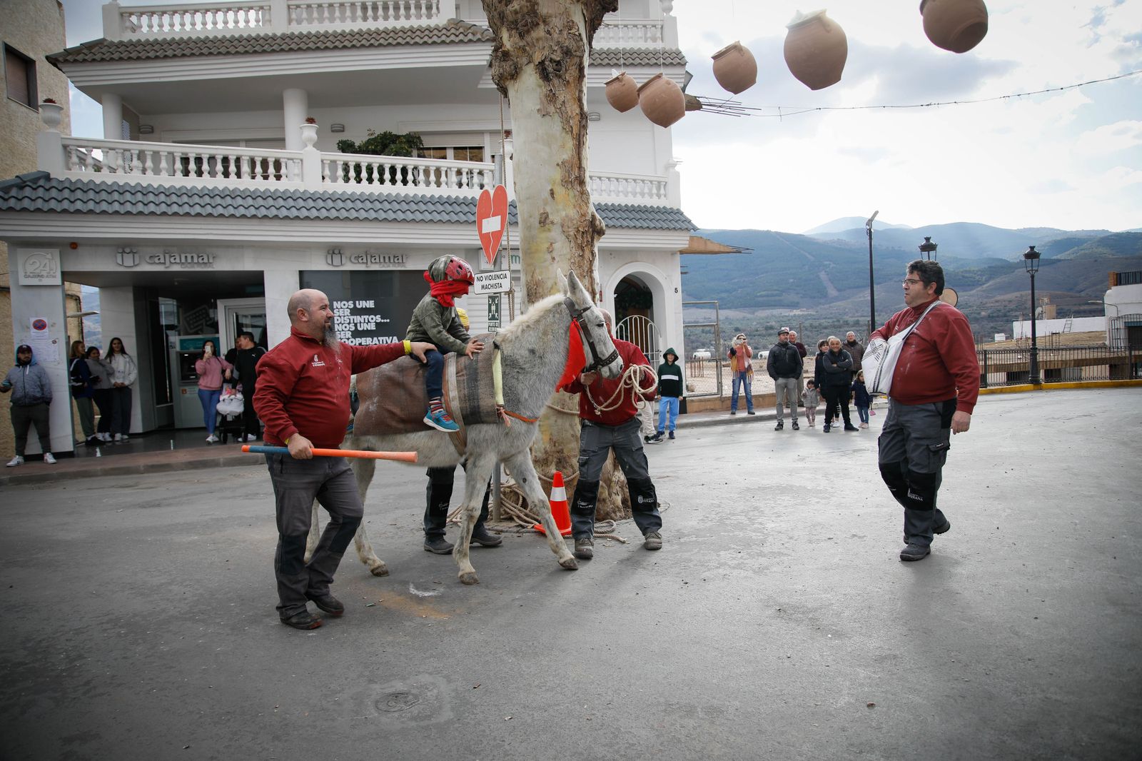 Las mejores imágenes del cierre de fiestas en Fiñana con "Las Ollas"