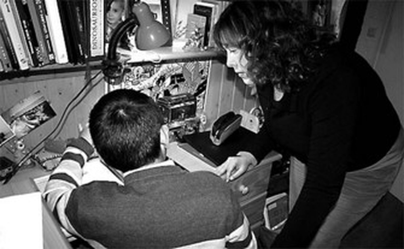 La madre y el niño comparten los deberes.