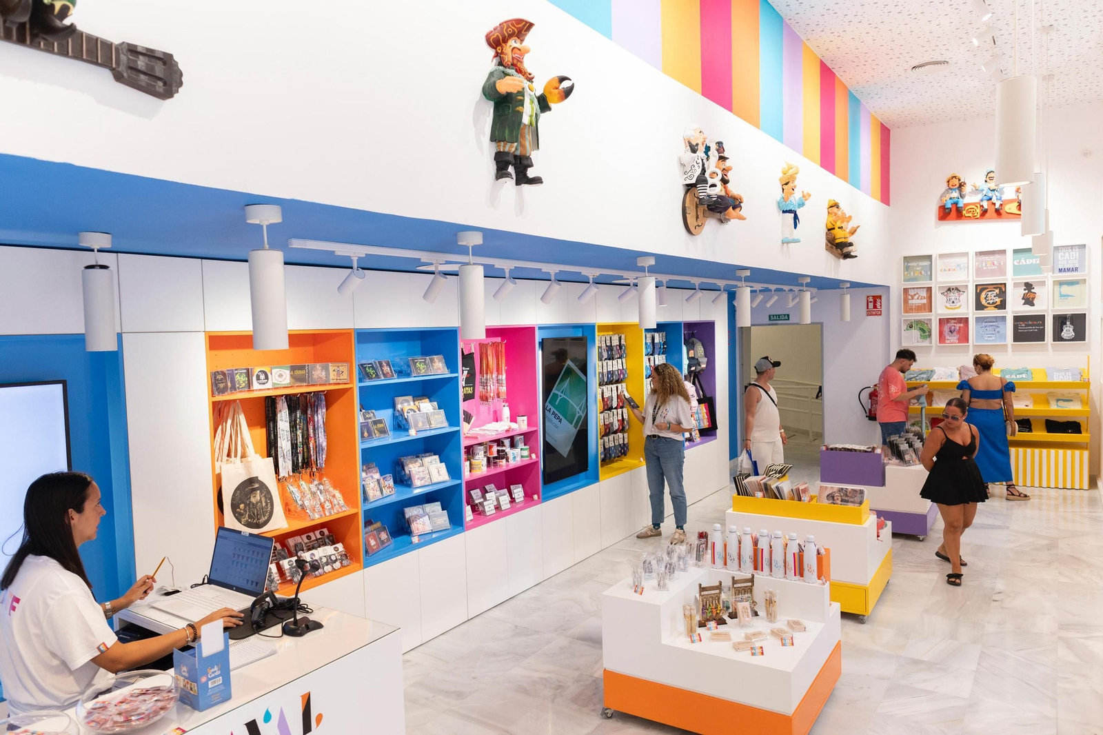Una vista general de la tienda de la Casa del Carnaval de Cádiz.