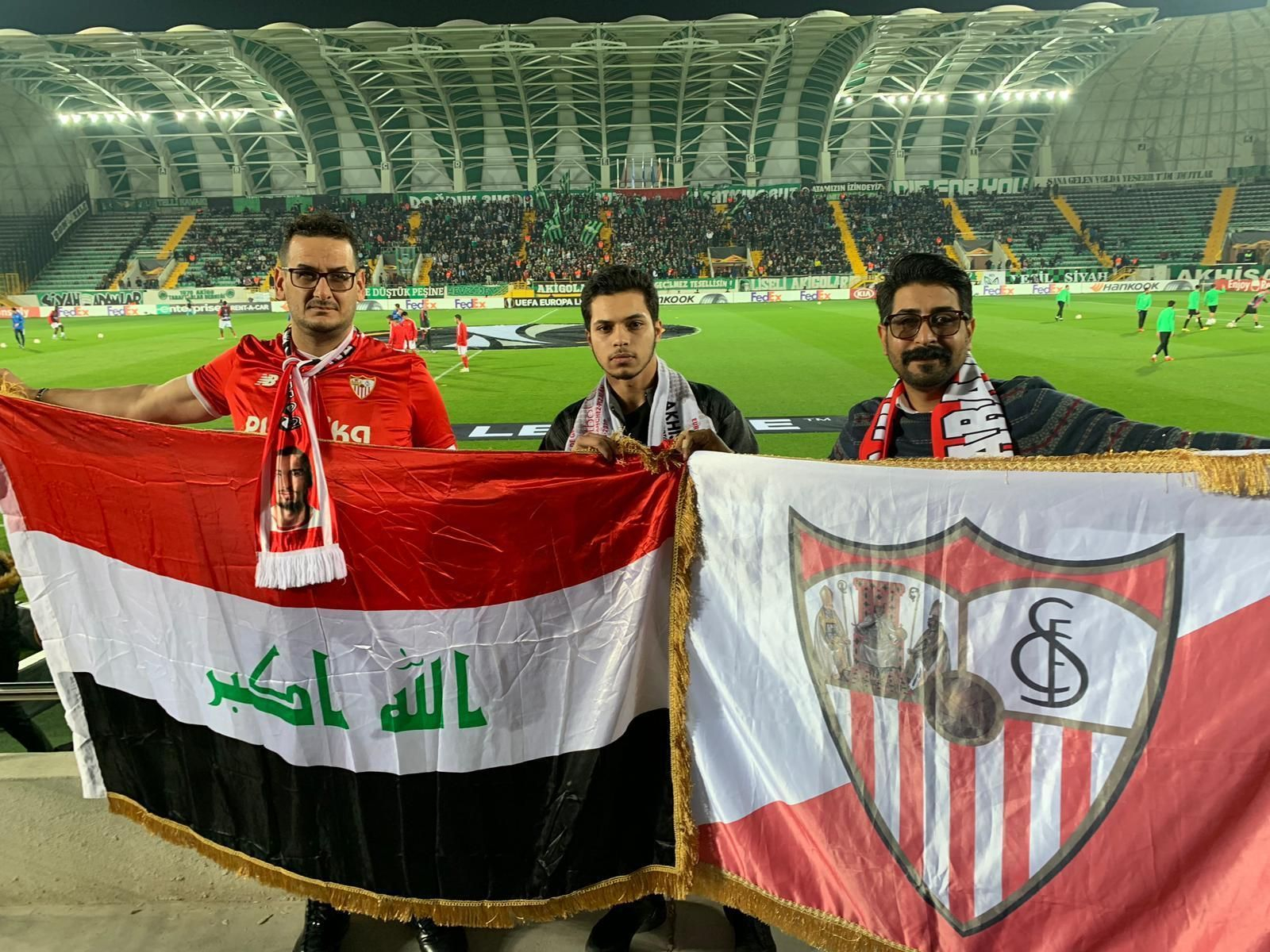 Ahmed, Mohamed y Muthana, con la bandera de Irak y la del Sevilla en el Akhisar Arena.