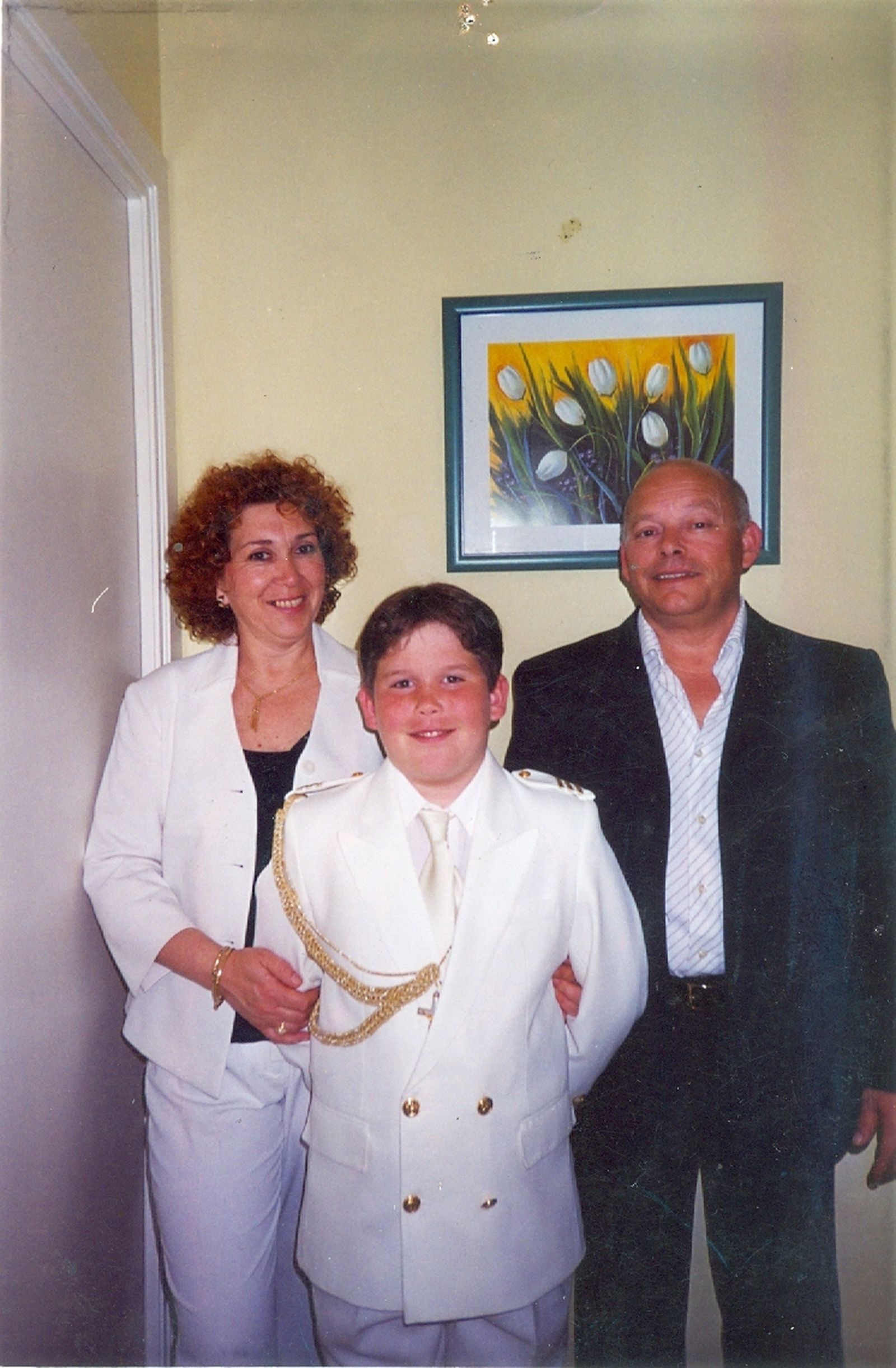 Dice Carlos Pérez que todos conocen a su padre adoptivo, que no era otro que Manolo Santander, y que por eso mismo ha elegido esta foto, para que sus padres biológicos tengan su modesto “homenaje”. Aquí están Isabel y José, con Carlitos de comunión.