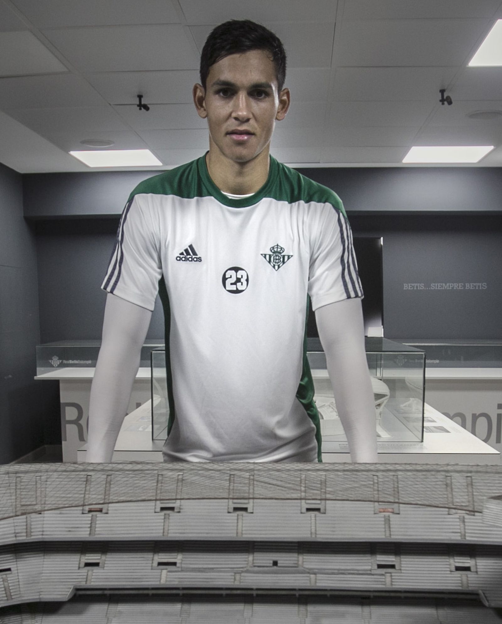 El futbolista, tras la maqueta del estadio.